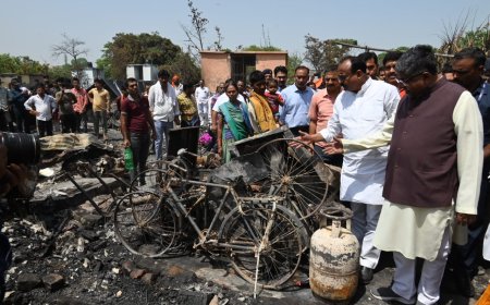 सांसद रविशंकर प्रसाद ने शास्त्रीनगर में अगजनी से प्रभावित इलाकों में दौरा किया