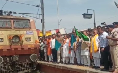 लखनऊ से DDU जंक्शन तक चलने वाली एकात्मा एक्सप्रेस अब गया तक चलेगी. औरंगाबाद के ए एन रोड रेलवे स्टेशन पर भी होगा  इसका ठहराव