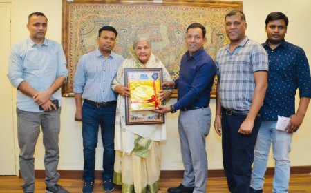 मुख्यमंत्री नीतीश कुमार की ओर से रेजिडेंट कमिश्नर ने पद्मश्री सुभद्रा देवी को चांदी का स्मृति चिन्ह देकर किया सम्मानित