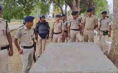 बिहार के कैमूर में सरकारी पोखरे पर बने हनुमान मंदिर और अम्बेदकर की मूर्ति को लेकर बड़ा घमासान . भारी संख्या में फ़ोर्स तैनात