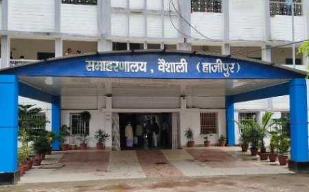 वैशाली में जिलाधिकारी ने करदी बड़ी कार्रवाई तीन राजस्व कर्मचारी को निलंबित किया गया एवं चार तत्कालीन अंचल अधिकारियों के विरुद्ध आरोप पत्र गठित कर विभागीय कार्रवाई के लिए राजस्व विभाग को भेजा गया