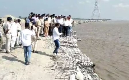 बगहा में बरसात से पहले सात करोंड़ की लागत से बना 700 मीटर लंबा कटावरोधी तटबंध धसा हो गया हंगामा