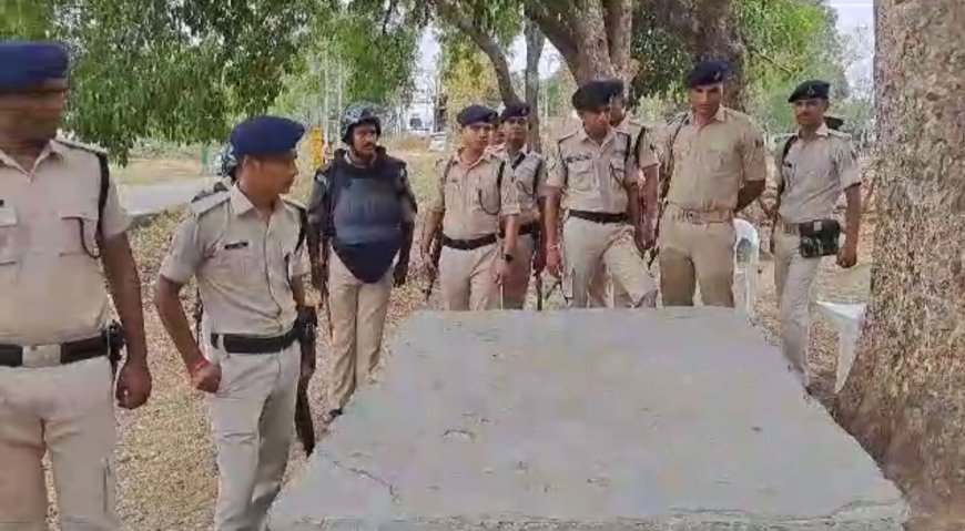 बिहार के कैमूर में सरकारी पोखरे पर बने हनुमान मंदिर और अम्बेदकर की मूर्ति को लेकर बड़ा घमासान . भारी संख्या में फ़ोर्स तैनात