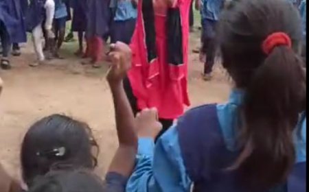 सरकारी स्कूल की मैडम का बच्चो संग देखिए डांस का खूबसूरत वीडियो, चक धूम धूम  गाने पर मचाया धमाल।