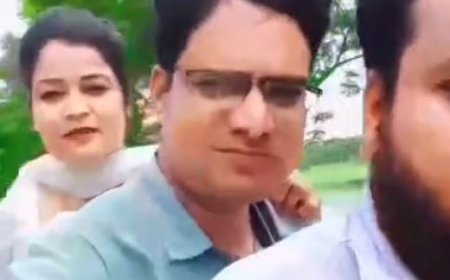 जब सरकारी अस्पताल के डॉक्टर साहब का ट्रैफिक रूल की धज्जियाँ उड़ाता वीडियो वायरल हो गया, बाईक पर नर्स फार्मासिस्ट के संग ले रहे ज़िंदगी  की सफर के मजे