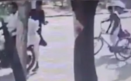 यूपी के अंबेडकरनगर में मनचलों का आतंक, युवकों ने बिच सड़क पर छात्रा का खींचा दुपट्टा, छात्रा की गई जान, वीडियो आया सामने