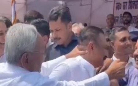CM नितीश ने आज जब भरी महफिल में मंत्री की गर्दन पकड़ ली और फिर...