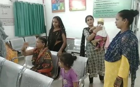 यूपी के  इटावा  रेलवे जिला अस्पताल में महिला से अभद्रता.  दी गई थी एक्सपायरी दवाइयां