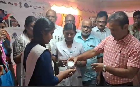 राष्ट्रीय कृमि दिवस के अवसर पर DM डॉ.नवल किशोर चौधरी ने  स्कूल की छात्राओं को एल्बेंडाजॉल का टैबलेट खिलाया