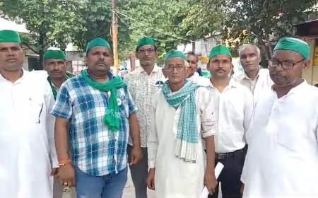 इटावा के भारतीय किसान यूनियन के पदाधिकारियों ने डीएम को सौंपा ज्ञापन और सरकार को दी चेतावनी