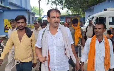 बेगूसराय के पियक्कड़ मुखिया! कर रहे थे शराब पार्टी, उत्पाद पुलिस ने किया गिरफ्तार