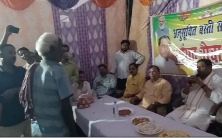इटावा भाजपा सांसद डॉ रामशंकर कठेरिया अनुसूचित बस्ती अभियान में पहुंचे ग्रामीणों ने ग्राम प्रधान की खोल दी पोल
