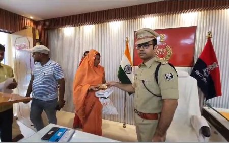 गोपालगंज पुलिस ने ऑपरेशन मुस्कान के तहद चोरी या खोये हुए 68 मोबाइलो को बरामद कर मोबाइल धारकों के बीच वितरण किया