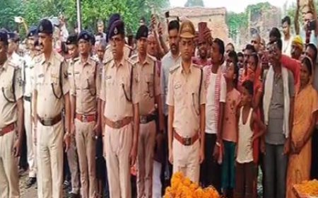 शहीद जवान अमिताभ कुमार के पार्थिव शरीर को दी गई सलामी, कल अपराधियों से मुठभेड़ में हुये थे शहीद