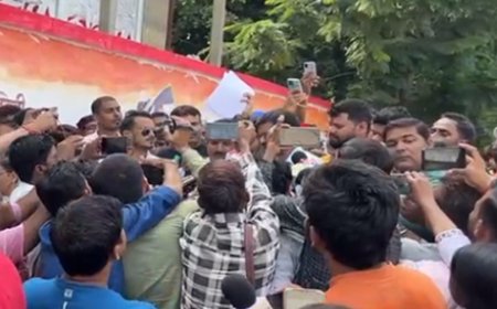 शिक्षक भर्ती रिजल्ट में गड़बड़ी का आरोप लगाते हुए सैकड़ों अभ्यर्थियों ने बीपीएससी कार्यालय को घेरा, जमकर किया हंगामा