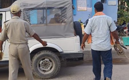 हाजीपुर पुलिस की लापरवाही आई सामने, अभियुक्त हथकड़ी और रस्सा अपने हाथ में लेकर घुमा पूरा अस्पताल, वीडियो वायरल