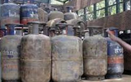 LPG सिलेंडर हुआ महंगा - लीजिये दिवाली और छठ आते ही बढ़ गया LPG सिलेंडर का दाम, जानिये कितना महंगा हो गया LPG सिलेंडर?