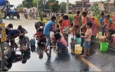 तेल लोडेड  गाड़ी अनियंत्रित होकर सड़क किनारे पल्टी , मचा लूटने का होड़