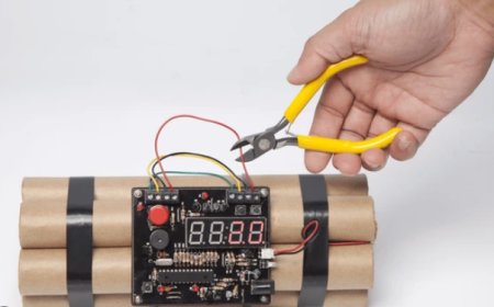 पटना में बम मिलने से हड़कंप, बम स्क्वायड की टीम पहुंची