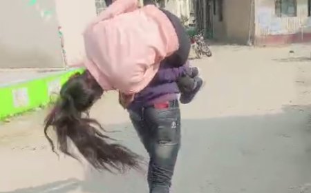 गर्लफ्रेंड को कंधे पर उठाकर भागने लगा जवान, वीडियो हुआ वायरल