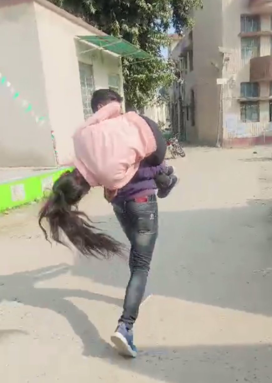 गर्लफ्रेंड को कंधे पर उठाकर भागने लगा जवान, वीडियो हुआ वायरल