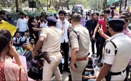राजधानी पटना में BJP-JDU दफ्तर के बाहर छात्रों का फूटा गुस्सा, पुलिस और छात्रों के बीच धक्का मुक्की
