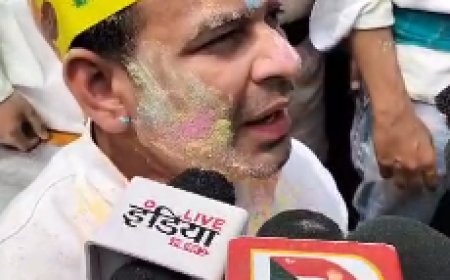 लालू स्टाइल में तेजप्रताप ने मनाई होली, सब को झूमा दिया 