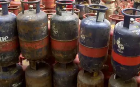 घट गए LPG सिलेंडरों के दाम, 32 रुपये और हुआ सस्ता