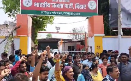 BJP ऑफिस के बाहर, पटना में कंप्यूटर टीचर्स का हंगामा, स्कूल से निकाले जाने का कर रहे विरोध 