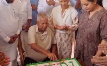 77 साल के हुए लालू प्रसाद, पार्टी कार्यालय में धूमधाम से मनाया गया बर्थडे