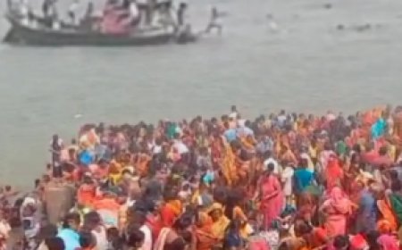 पटना में श्रद्धालुओं से भरी नाव गंगा नदी में पलटी, 6 डूबे