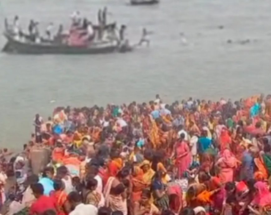 पटना में श्रद्धालुओं से भरी नाव गंगा नदी में पलटी, 6 डूबे