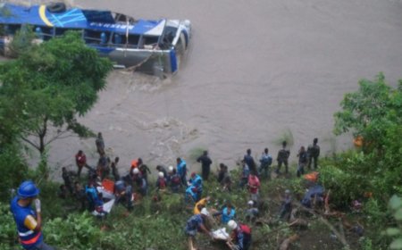 नेपाल में लैंडस्लाइड के बाद नदी में बह गईं दो बसें, हादसे में 7 भारतीय की मौत