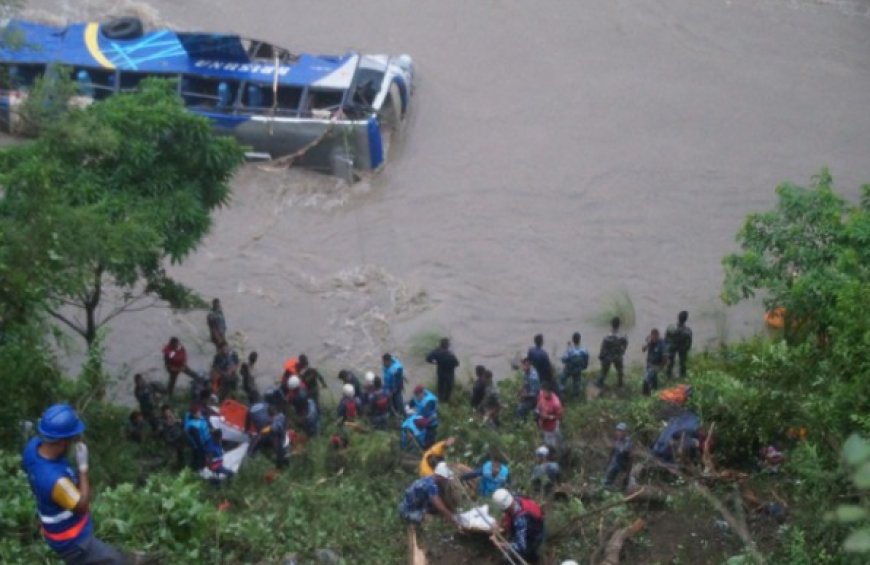 नेपाल में लैंडस्लाइड के बाद नदी में बह गईं दो बसें, हादसे में 7 भारतीय की मौत