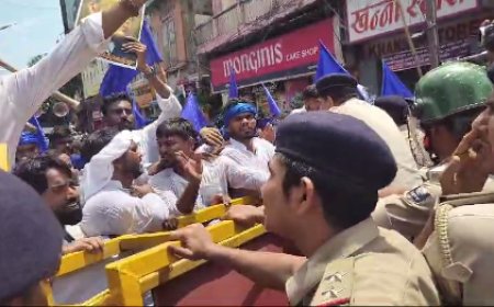 भारत बंद : पटना के डाकबंगला पर सड़क पर उतरे प्रदर्शनकारी, कई जगह पर हुये उग्र प्रदर्शन 