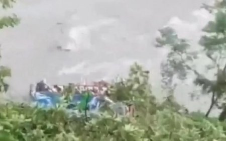 नेपाल में बड़ा हादसा : नदी में गिरी भारतीय बस, 14 लोगों की मौत