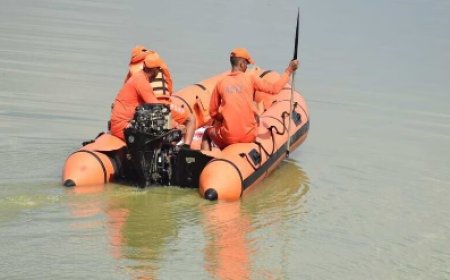 सोनपुर में बाढ़ के पानी में पलटी नाव, 4 लोग लापता