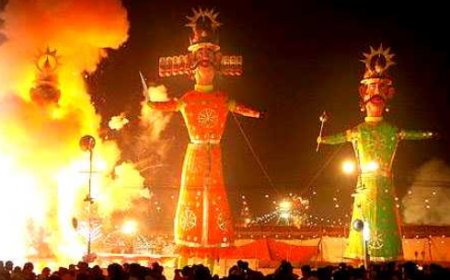 धूमधाम से मनाया जा रहा है दशहरा, जाने रावण दहन से लेकर पूजा विधि