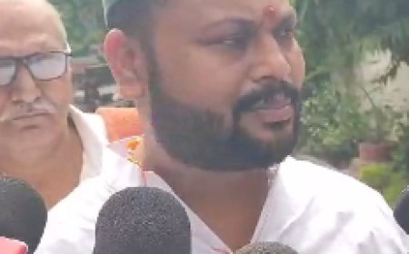 टोटो से नामांकन करने पहुंचे सुरेंद्र यादव के बेटे विश्वनाथ यादव, बेलागंज विधानसभा उपचुनाव के लिए किया नामांकन