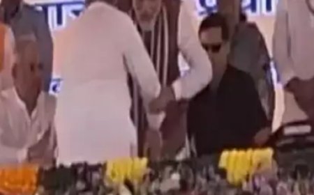 मुख्यमंत्री नीतीश कुमार ने प्रधानमंत्री नरेंद्र मोदी के छुए पैर, प्रधानमंत्री मोदी हुए असहज