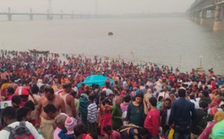 कार्तिक पूर्णिमा पर श्रद्धालुओं ने लगाया आस्था की डुबकी, गंगा घाटों पर उमड़ी भारी भीड़