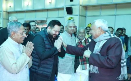 लालू के खुला ऑफर के बाद राजभवन में तेजस्वी ने जोड़ा हाथ, नीतीश ने दिया आशीर्वाद, बिहार की राजनीति में आया भूचाल 