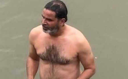 प्रशांत किशोर ने गंगा में डुबकी लगाई, केला खाया और तोड़ दिया आमरण अनशन