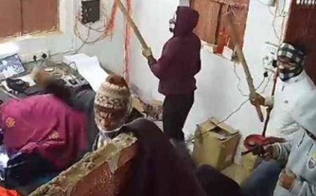 रोहतास में अपराधियों का आतंक, बालू घाट के दफ्तर में घुसकर की 5 लाख की लूट, घटना की तस्वीरें CCTV में कैद
