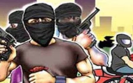 नवादा में दिनदहाड़े 19 लाख की लूट!, ताबड़तोड़ फायरिंग से दहला इलाका