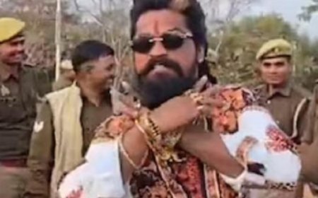 महाकुम्भ : अभिनेता अल्लू अर्जुन के एक फैन ने लगाई आस्था की डुबकी, पुष्पा फिल्म की एक्टिंग करते हुए सुनाए कई डायलॉग, बना चर्चा का विषय