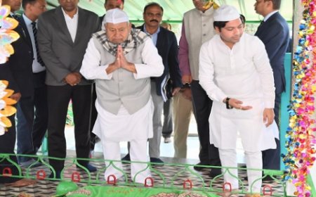मनेर पहुंचे सीएम नीतीश, मनेर दरगाह पर की चादरपोशी