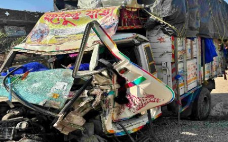 रोहतास में महाकुंभ से लौट रहे श्रद्धालुओं की गाड़ी ट्रक से टकराई, दो महिला की मौत, 7 लोग घायल 