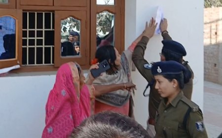 ढोल-नगाड़ों के साथ गैंगस्टर मोनू के घर पुलिस ने चिपकाए नोटिस, सरेंडर नहीं करने पर होगी संपत्ति की कुर्की