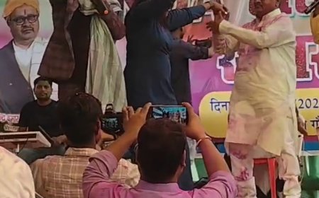 होली के गानों पर ठुमके लगाते दिखे जदयू विधायक गोपाल मंडल,महिला सिंगर के साथ जमकर किया डांस, वीडियो वायरल